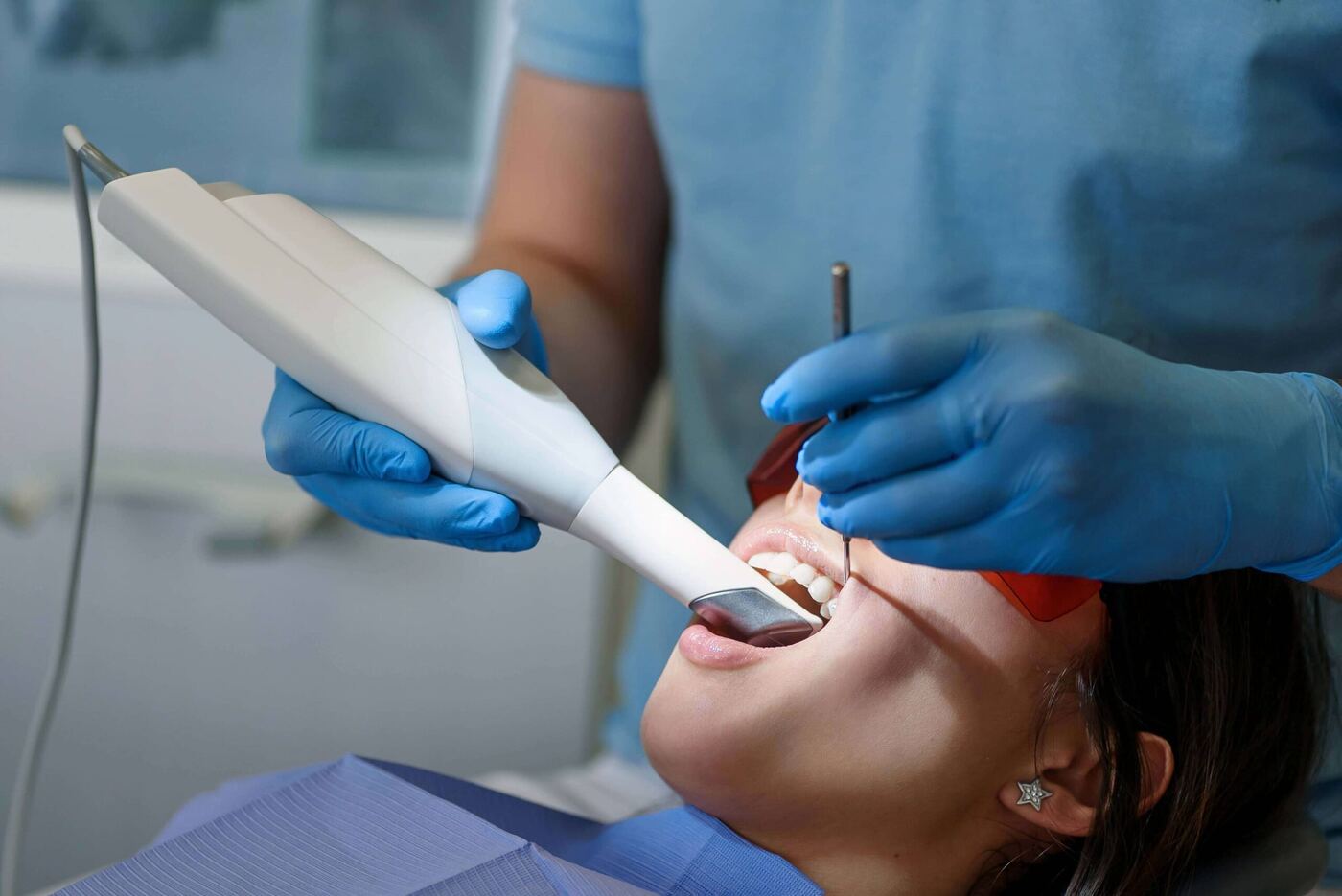 Intraoral scanner capturing a digital dental impression